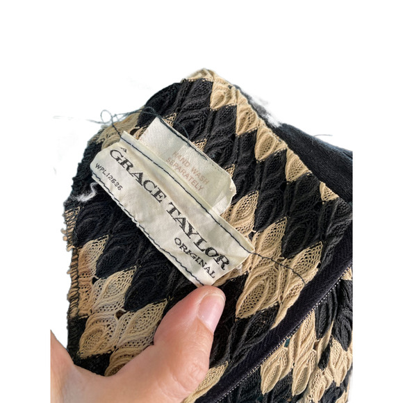 1970s Grace Taylor Knit Dress – Black & Gold Chevron, Peter Pan Collar, M/L - Picture 7 of 16